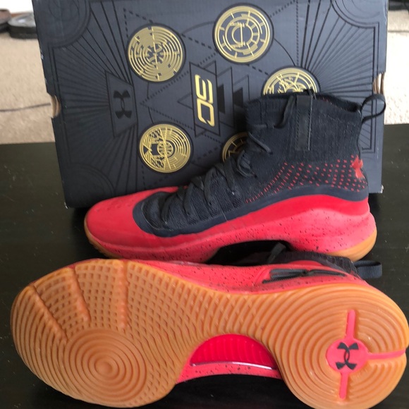 Curry 4 Red and Black Gum like new w/ box size 9 - Picture 3 of 4